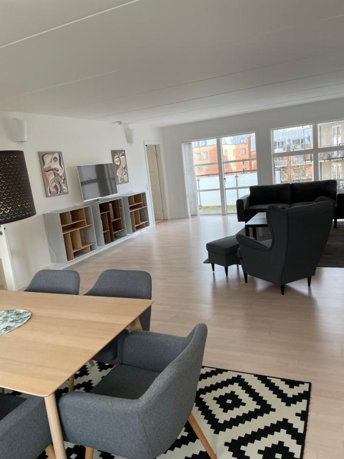Lejlighed Lux Apartment, 2 Full Bathrooms, 4th *